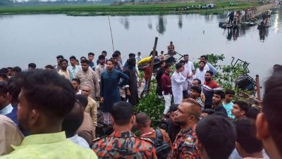 ব্রহ্মপুত্র নদের ওপর ভাসমান সেতুতে ঈদে ঘুরতে আসা মানুষের ভারে সেতু উল্টে পানিতে ডুবে ভাইবোনসহ চার জনের মৃত্যু