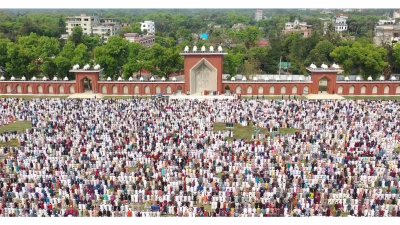 ঈদের নামাজে অংশগ্রহণ করেন লাখো মুসল্লি