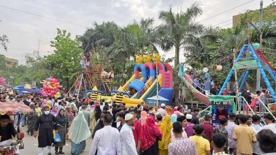 রাজধানীর আগারগাঁও এলাকায় রাস্তার ওপরে বসা মেলায় ভিড় করছেন রাজধানীবাসী। ছবি: নাসিরুল ইসলাম
