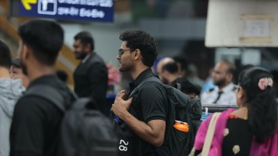 ভিয়েতনাম পৌঁছেছে শমিত সোমরা।