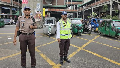 রাজপথে দায়িত্ব পালন করেই ঈদ উদযাপন করেন পুলিশ সদস্যরা (ছবি: নাসিরুল ইসলাম)