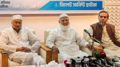 সাংবাদিকদের সঙ্গে কথা বলছেন সংসদে বিরোধীদলীয় নেতা ও জামায়াতে ইসলামীর আমির ডা. শফিকুর রহমান