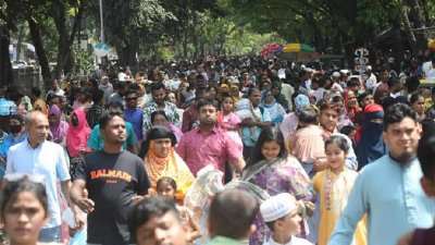 জাতীয় চিড়িয়াখানায় দর্শনার্থীরা