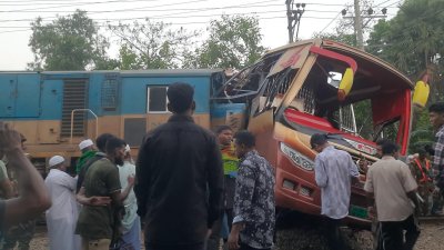 জাঙ্গালিয়া কচুয়া এলাকায় চট্টগ্রাম মেইল ট্রেন বাসটিকে ধাক্কা দেয়
