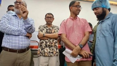 রাজধানীর কলেজ গেট এলাকায় অবস্থিত ডক্টরস কেয়ার হাসপাতাল অ্যান্ড ডায়াগনস্টিকে অভিযাানে স্বাস্থ্যমন্ত্রী। ছবি: সংগৃহীত
