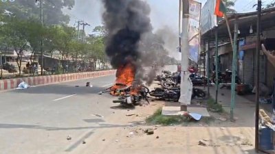 ঈশ্বরদীতে সংঘর্ষের সময় গুলি, ইটপাটকেল নিক্ষেপ, অফিস ভাঙচুর এবং মোটরসাইকেলে অগ্নিসংযোগ করা হয়