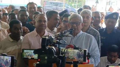 বক্তব্য দিচ্ছেন বিএনপি মহাসচিব ও এলজিআরডি মন্ত্রী মির্জা ফখরুল ইসলাম আলমগীর