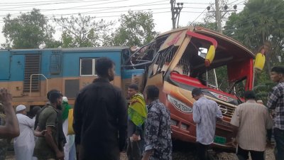 কুমিল্লার পদুয়ার বাজার এলাকায় রেলক্রসিংয়ে বাসের সঙ্গে ট্রেনের সংঘর্ষ