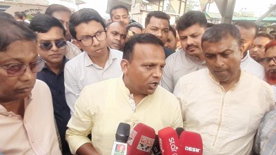 সোমবার বিকালে পটুয়াখালী লঞ্চঘাট পরিদর্শন করেন নৌপরিবহন প্রতিমন্ত্রী মো. রাজিব আহসান