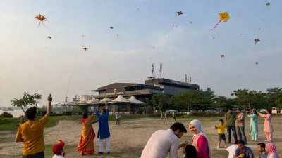 ঢাকা বোট ক্লাবে ঘুড়ি উৎসব অনুষ্ঠিত