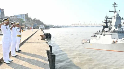 চট্টগ্রাম বন্দরে পৌঁছানে রাশিয়ার নৌবাহিনীর জাহাজের নাবিকদের স্যালুট দিচ্ছেন বাংলাদেশ নৌবাহিনীর সদস্যরা। ছবি: আইএসপিআর