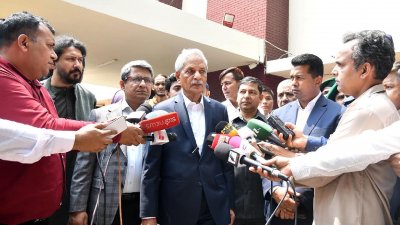 মঙ্গলবার দুপুরে চট্টগ্রামের ঐতিহাসিক কালুরঘাট স্বাধীন বাংলা বেতার কেন্দ্র পরিদর্শন শেষে সাংবাদিকদের সঙ্গে কথা বলেন সংস্কৃতি বিষয়কমন্ত্রী নিতাই রায় চৌধুরী