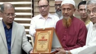 অনুষ্ঠানে পশ্চিমাঞ্চল রেলওয়ের জেনারেল ম্যানেজার ফরিদ আহমেদ কৃষক এনামুল হকের হাতে সম্মাননা স্মারক ও ক্রেস্ট তুলে দেন