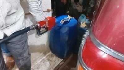 সদর উপজেলা নির্বাহী কর্মকর্তা (ইউএনও) সরকারি গাড়ি ও বড় ড্রামভর্তি করে পেট্রল নিয়ে গেছেন