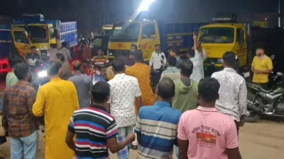 রাজবাড়ীর কালুখালী উপজেলার একটি ফিলিং স্টেশনে আগে জ্বালানি তেল নেওয়াকে কেন্দ্র করে সংঘর্ষের ঘটনা ঘটেছে