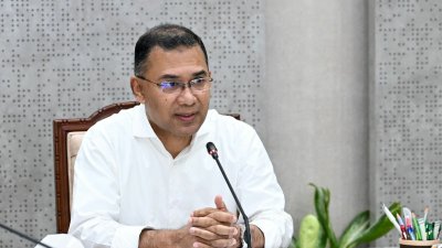 সচিবালয়ে নিজ দফতরে কর্মব্যস্ত প্রধানমন্ত্রী তারেক রহমান