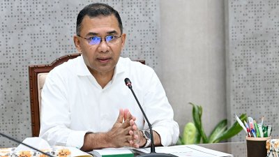 সচিবালয়ে নিজ দফতরে রাজধানীর যানজট নিরসন ও ট্রাফিক ব্যবস্থাপনা বিষয়ক আলোচনা সভায় বকত্ব্য রাখেন প্রধানমন্ত্রী তারেক রহমান