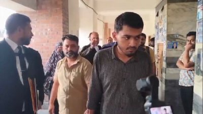 জাবি শিক্ষার্থী শারমিন হত্যার আসামি স্বামী  ফাহিমকে আদালতে হাজির করে পুলিশ