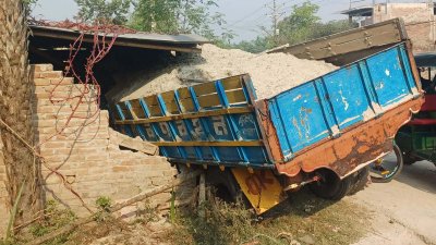 ইজিবাইককে চাপা দিয়ে রাস্তার পাশে ঘরে ঢুকে পড়ে ট্রাকটি