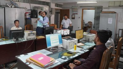 সচিবালয়ে প্রথম কর্মদিবসে কর্মকর্তা-কর্মচারীরা ঈদের শুভেচ্ছা বিনিময় ও কোলাকুলি করেন