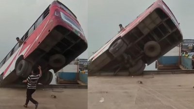 রাজবাড়ীর গোয়ালন্দ উপজেলার দৌলতদিয়া ঘাটে ফেরিতে ওঠার সময় অন্তত ৪০ জন যাত্রী নিয়ে একটি বাস নিয়ন্ত্রণ হারিয়ে পদ্মা নদীতে পড়ে গেছে