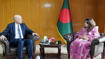 ইউএনএইচসিআরের কান্ট্রি রিপ্রেজেন্টেটিভ ইভো ফ্রেইজেন ও পররাষ্ট্র প্রতিমন্ত্রী শামা ওবায়েদ ইসলাম