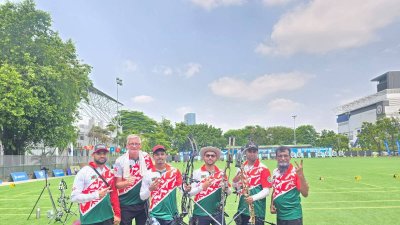 কোচের সঙ্গে বাংলাদেশ আর্চারি দল।