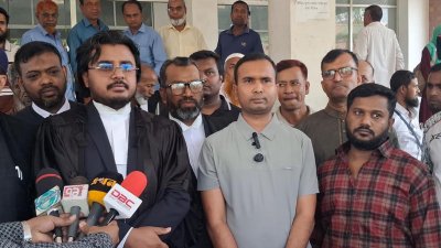প্রতারণা ও বিশ্বাসভঙ্গের অভিযোগে করা মামলায় হাজিরা দিয়ে সাতক্ষীরার আদালত থেকে জামিন পেয়েছেন ঢাকার আদাবর থানার শেখেরটেক এলাকার ব্যবসায়ী ইসমাইল হোসেন রতন