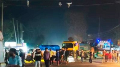 স্থানীয়রা সড়ক অবরোধ করে রাখেন