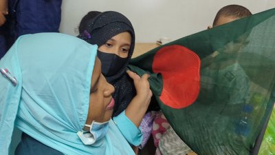 আ. লীগের পক্ষে স্মৃতিসৌধে শ্রদ্ধা জানাতে এসে পুলিশের হাতে আটক হন তাহমিনা আক্তার