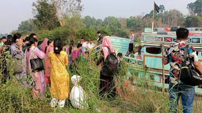 রাঙামাটিতে কাপ্তাই লেকে জুরাছড়ি-রাঙামাটি নৌপথে একটি যাত্রীবাহী লঞ্চের তলা ছিদ্র হয়ে দুর্ঘটনার শিকার হয়েছে