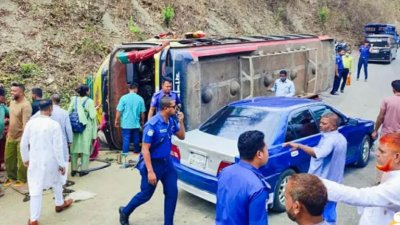 রাঙামাটিতে নিয়ন্ত্রণ হারিয়ে একটি যাত্রীবাহী বাস উল্টে গেছে