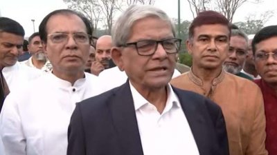 সাংবাদিকদের সঙ্গে কথা বলছেন বিএনপি মহাসচিব ও এলজিআরডি মন্ত্রী  মির্জা ফখরুল ইসলাম আলমগীর