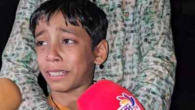 ডুবে যাওয়া বাস থেকে বেঁচে ফেরা আলিফ কাঁদছে মায়ের জন্য