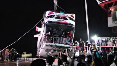 নদী থেকে উদ্ধার করা বাস