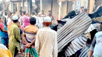 আগুনে প্রায় দুই কোটি টাকার ক্ষয়ক্ষতির আশঙ্কা করছেন ব্যবসায়ীরা