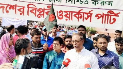 শ্রদ্ধা নিবেদন শেষে সাংবাদিকদের সঙ্গে কথা বলেন বাংলাদেশের বিপ্লবী ওয়ার্কার্স পার্টির সাধারণ সম্পাদক সাইফুল হক