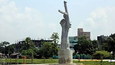 অবহেলার মাঝেও মুক্তিযুদ্ধের প্রতীক হয়ে দাঁড়িয়ে ‘অঙ্গীকার’