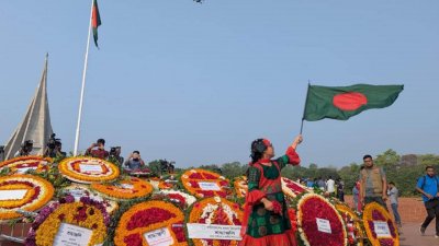দিনব্যাপী উদযাপনের ক্ষণে ক্ষণে শ্রদ্ধা জানাতে আসেন নানা বয়সী ও শ্রেণিপেশার মানুষ ও রাজনৈতিক নেতৃবৃন্দ