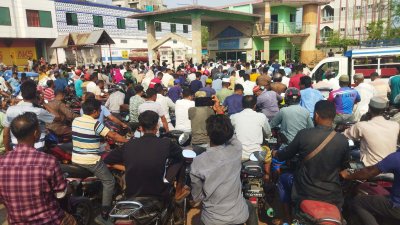 ফিলিং স্টেশন জ্বালানি তেলের জন্য ভিড়