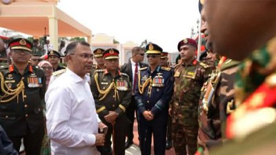 কুচকাওয়াজ শেষে সশস্ত্র বাহিনীর সদস্যদের সঙ্গে শুভেচ্ছা বিনিময় করেন প্রধানমন্ত্রী তারেক রহমান