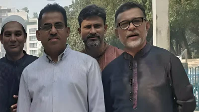 সতীর্থদের সঙ্গে জাকি আহমেদ রিপন (সাদা শার্ট)।
