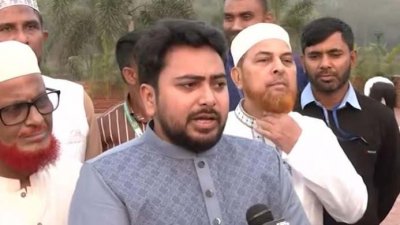সাংবাদিকদের সঙ্গে কথা বলছেন এনসিপির আহ্বায়ক ও বিরোধীদলীয় চিফ হুইপ নাহিদ ইসলাম