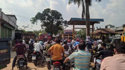 তেল পাম্পে দীর্ঘ লাইন