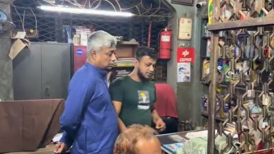 নিজ শহর যশোরে পেট্রল পাম্প পরিদর্শনে যান বিদ্যুৎ, জ্বালানি ও খনিজ মন্ত্রণালয়ের প্রতিমন্ত্রী অনিন্দ্য ইসলাম অমিত