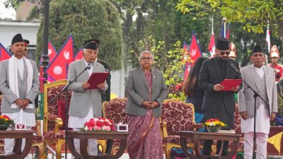 জমকালো অনুষ্ঠানে প্রেসিডেন্ট রামচন্দ্র পাউডেল তাকে শপথবাক্য পাঠ করান। ছবি: এপি