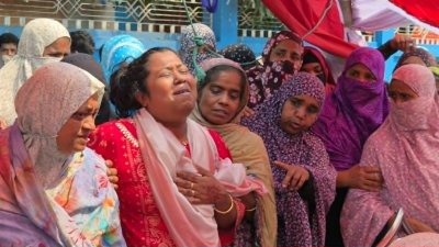 মা, ভাই ও ছেলেকে হারিয়ে কান্না করছেন ডা. ইশরাত জাহান রুবা। ছবি: বাংলা ট্রিবিউন