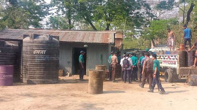 চট্টগ্রামের  কমিশনার ঘাট এলাকায় বিশেষ অভিযান চালিয়ে অবৈধ মজুদ ডিজেল উদ্ধার করা হয়