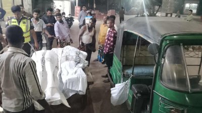 কুমিল্লায় সড়ক দুর্ঘটনায় নিহত মমিন পরিবারের সদস্যদের লাশ। ছবি: বাংলা ট্রিবিউন