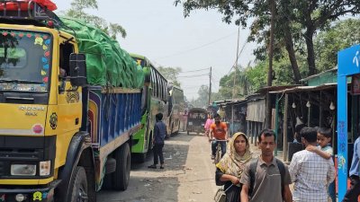 রাজবাড়ীর গোয়ালন্দ উপজেলার দৌলতদিয়া ঘাটে ফেরি ও ঘাটের স্বল্পতায় কয়েকশ যানবাহনের দীর্ঘ সারি সৃষ্টি হয়েছে